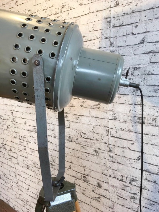 Image 1 of Grande faretto grigio vintage su treppiede in legno, anni '60