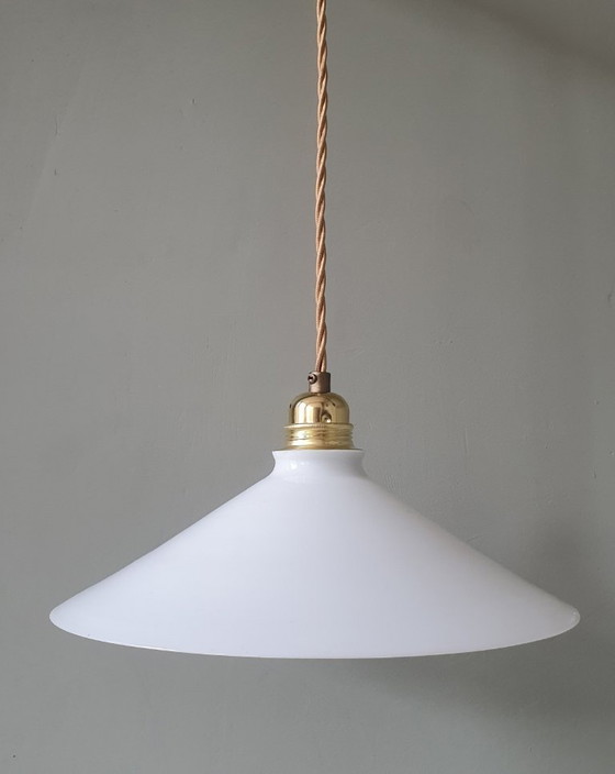 Image 1 of Lampada a sospensione vintage in vetro opalino, stile da banchiere o da calzolaio.