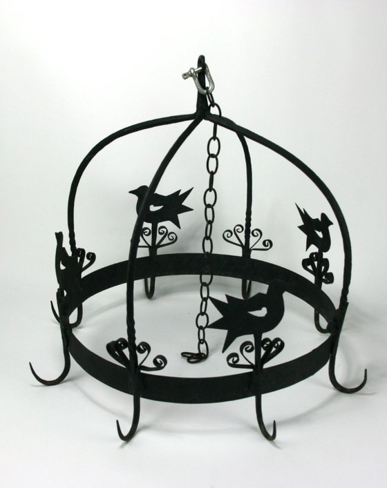 Image 1 of Corona de hierro forjado para juegos con siluetas de aves y ganchos - estilo rústico - Europa occidental, principios del siglo X