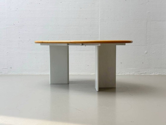 Image 1 of Tavolo da pranzo rotondo bianco, allungabile in legno massiccio