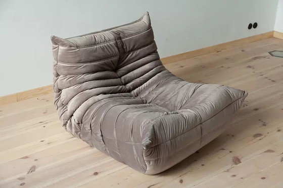 Togo fauteuil in warmgrijs fluweel – Michael Ducaroy, Textile, Velvet (photo 7 of 10)