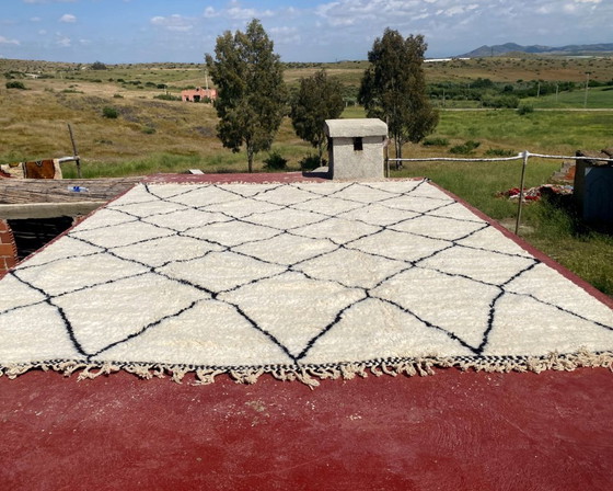 Image 1 of Extra Large Vintage Beni Ourain Rug 426x344 cm – Authentic Moroccan Wool Rug – Ivory Black Diamond Pattern – Oversized Boho Luxe