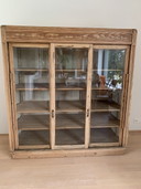 Armario antiguo restaurado para ropa blanca de pino con puertas corredizas de cristal.