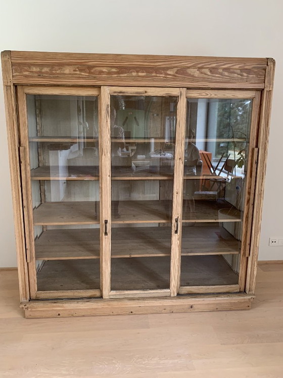 Image 1 of Armario antiguo restaurado para ropa blanca de pino con puertas corredizas de cristal.