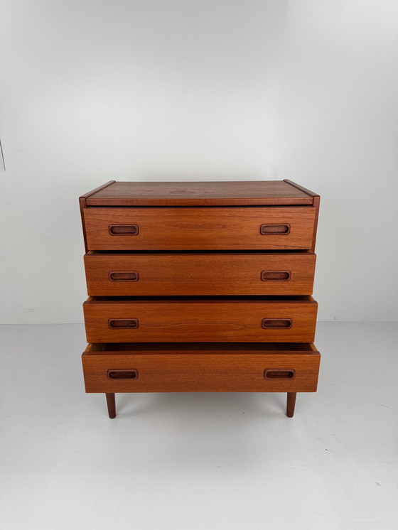 Image 1 of Deense teakhouten ladekast van Mogens Kold Møbelfabrik – verfijnd ontwerp uit het midden van de eeuw