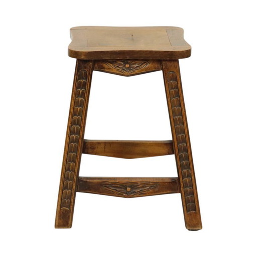 Charakteristischer Hocker aus Massivholz