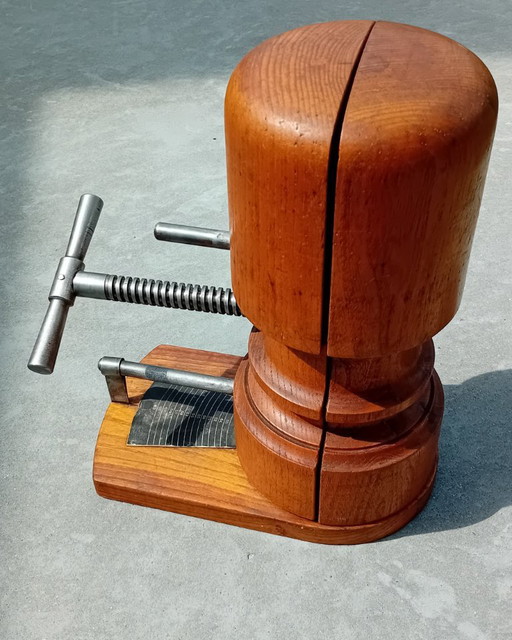 Großer antiker hölzerner Hutspanner/Hutstrecker aus einer Werkstatt – decoratieve objecten, Wood