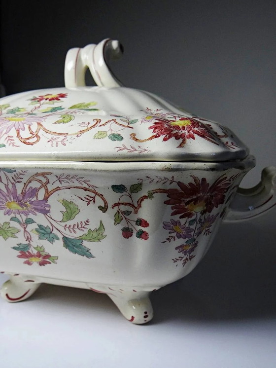 Antike Longchamp Suppenterrine/Gemüseschale mit polychromen Gänseblümchen aus Eisenstein. – Geschirr (photo 8 of 16)