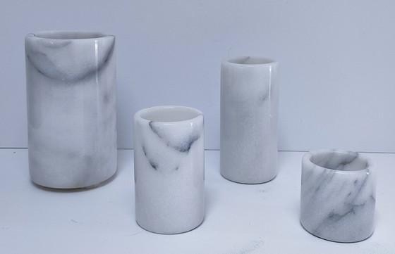 Image 1 of quattro candelabri in marmo bianco con venature nere