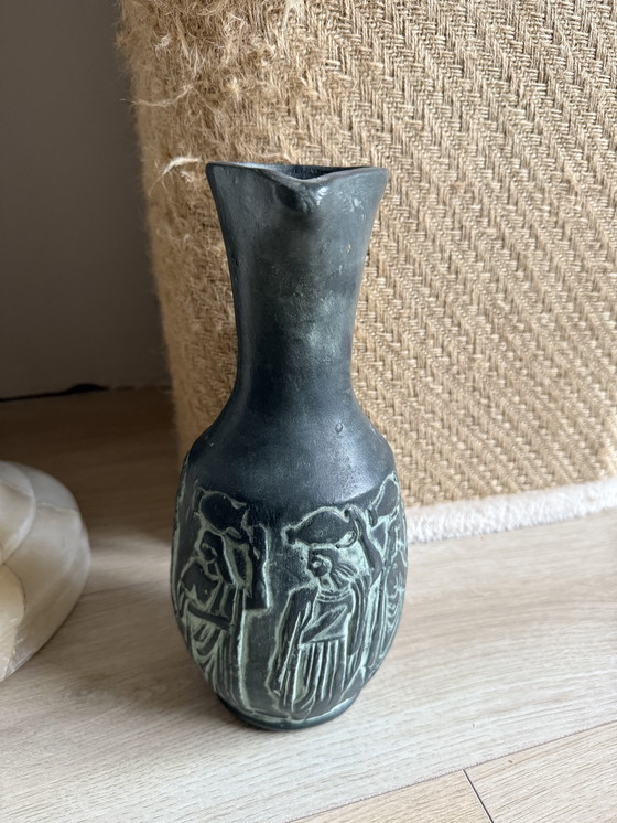 Image 1 of Jarra antigua de estilo grecorromano con figuras en relieve