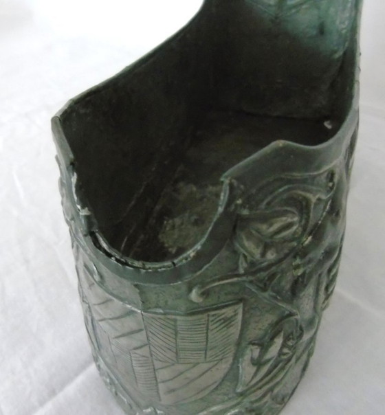 Image 1 of Porte-bouteille vintage français Art Nouveau en étain, motif griffon, berceau de bouteille gothique en relief, centre de table d