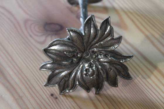 Image 1 of Candelabro de peltre con diseño floral, 1970