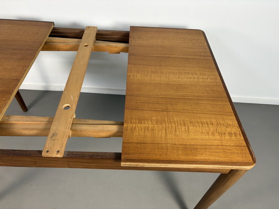 Image 1 of Vintage uitschuifbare teak tafel, uitgeschoven is hij 208 cm