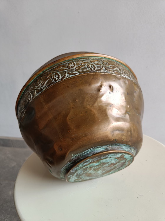 Image 1 of Set decorativo vintage in ottone e rame: vaso a forma di elefante in rilievo e ciotola floreale martellata.