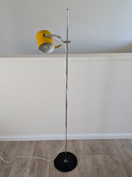 Image 1 of Stehlampe aus der Mitte des 20. Jahrhunderts, zugeschrieben J.J.M. Hoogervorst für Anvia, 1960er Jahre – Gelb