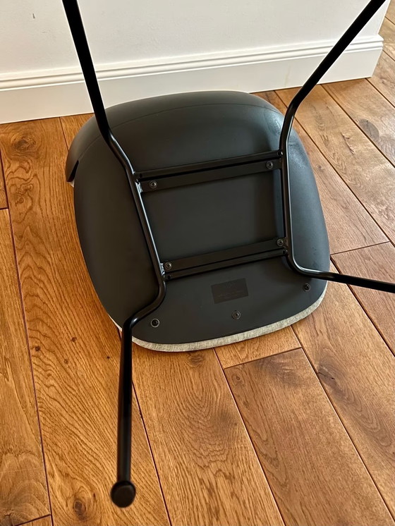 Image 1 of GUBI - "Sedia da pranzo Beetle", in plastica con rivestimento anteriore