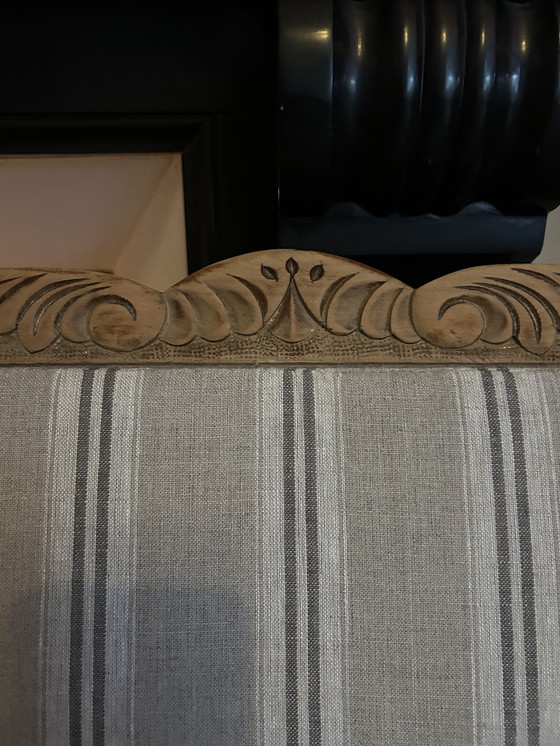 Image 1 of Antiek eiken stoeltje met houtsnijwerk en bekleed met Frans linnen