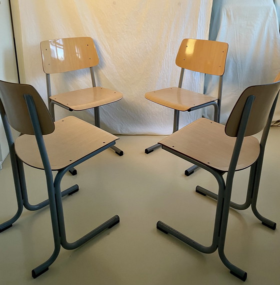Image 1 of 4 Vintage Ahrend Schoolstoelen - oerdegelijk en stijlvol 