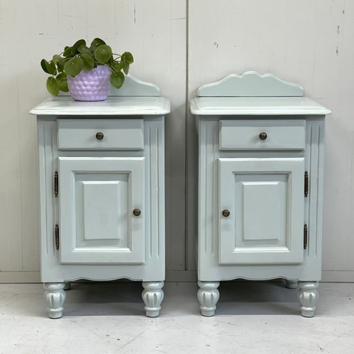 Set di comodini vintage rivisitati nei colori verde e blu.