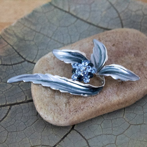Vintage-Brosche aus emaillierter Blume mit blauen Strasssteinen