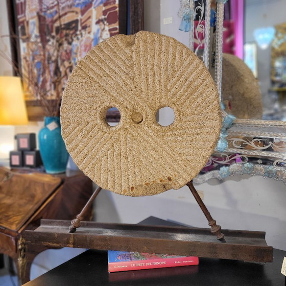 Image 1 of Kastilischer Mühlstein, Granit und Eisenfuß, f. 18. 18. Jahrhundert - Kastilien und León, Spanien