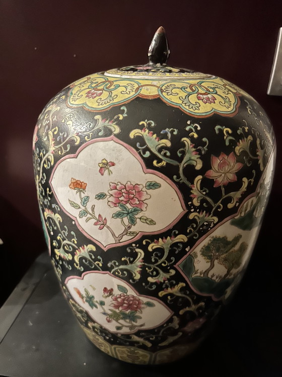 Image 1 of Grote Antieke Chinese gemberpot of vaas met Famille Noir Decor