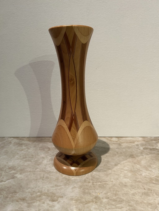 Elegante gedrechselte Holzvase