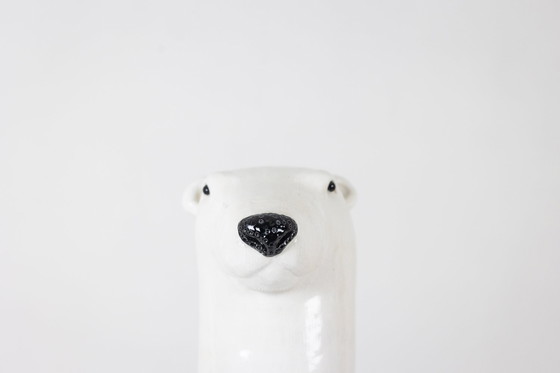 Image 1 of Valérie Courtet. Oso presentando tres animales. Contemporáneo.