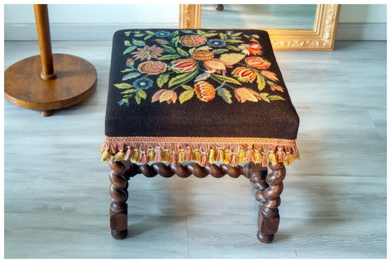 Image 1 of Tabouret ancien en noyer massif, Louis 13 tapisserie