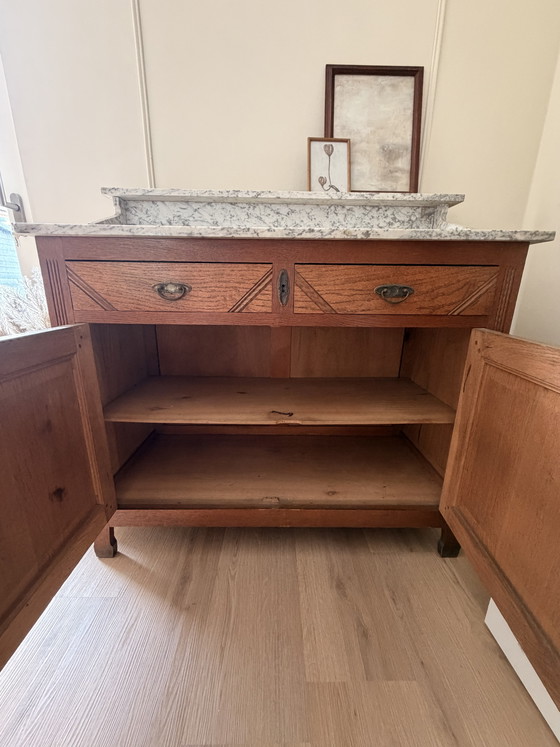 Image 1 of Cómoda antigua de madera con tapa de mármol