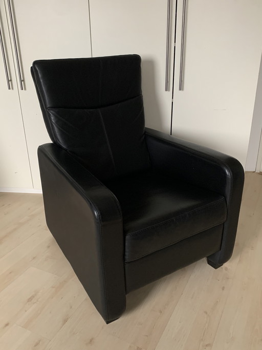 Schwarzer Ledersessel in neuem Zustand