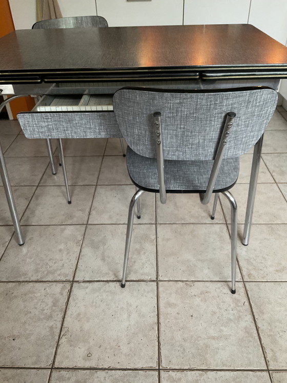 Image 1 of Formica uitschuifbare tafel met wee stoelen