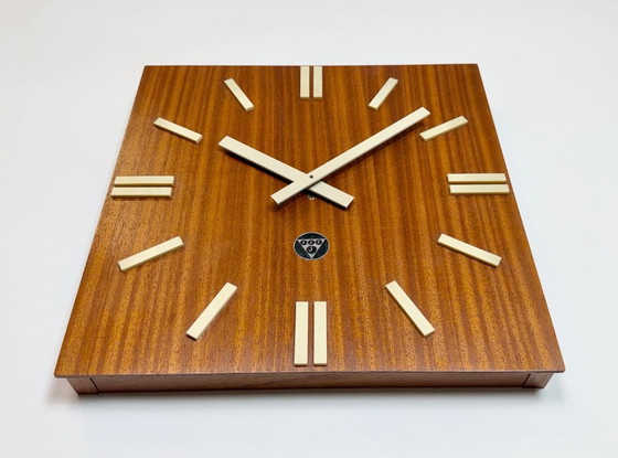 Image 1 of Orologio da parete vintage in legno marrone di Pragotron, anni '80