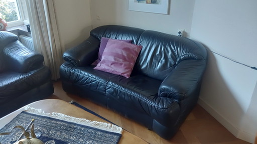 Divano a due e tre posti. Pelle nera. Ritiro possibile.