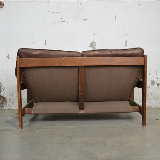 Image 1 of Sofá de cuero con estructura de madera.