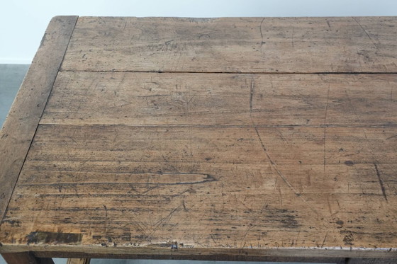 Image 1 of Table de salle à manger de ferme française ancienne et robuste, avec trois tiroirs, datant du XVIIIe siècle.