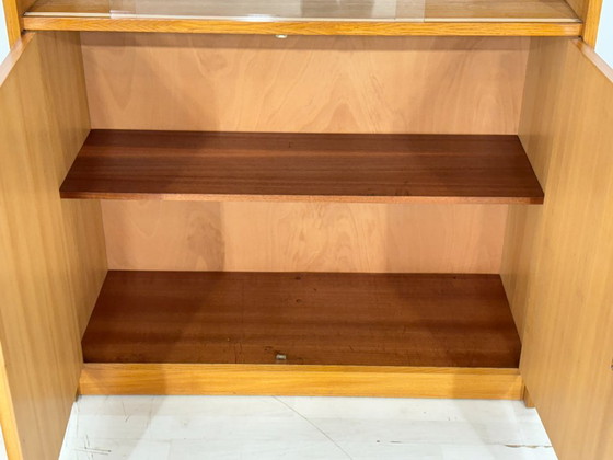 Image 1 of Vitrinekast/hoge kast uit het midden van de 20e eeuw – Vintage highboard uit de jaren 60 – Iepenhout