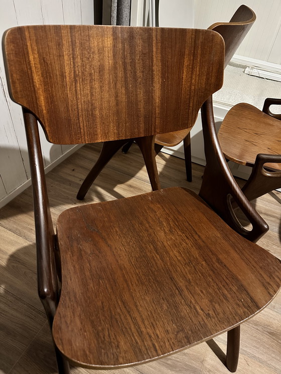 Image 1 of 4 Esszimmerstühle von Hovmand Olsen mit passendem Esstisch im dänischen Design