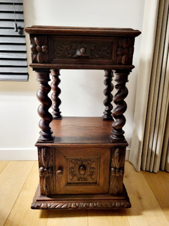 Image 1 of Mesita de noche antigua – Estilo neorrenacentista Luis XIII – Roble y mármol – Siglo XIX