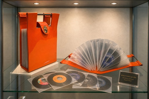 Seltener Schallplattenhalter aus den 1970er Jahren (45 U/min) – Pop / Space Age Orange
