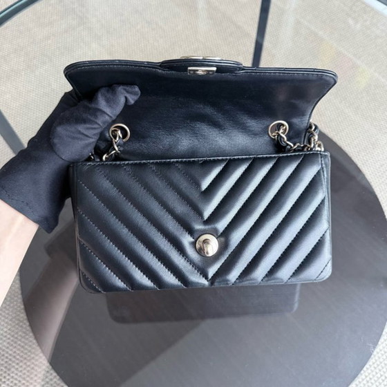 Image 1 of Chanel Classic Flap Mini - Chevron Lamsleer Zwart Goudkleurige Hardware Serie 26