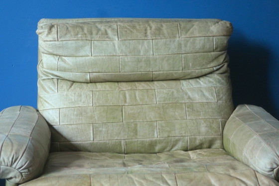 Patchwork olijfgroene leren fauteuil en voetenbank van Laauser, jaren 70. – Leather (photo 5 of 11)