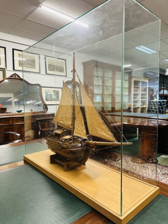 Ancien voilier Hengst dans une vitrine – Objets déco, Verre, Textile (photo 5 of 13)