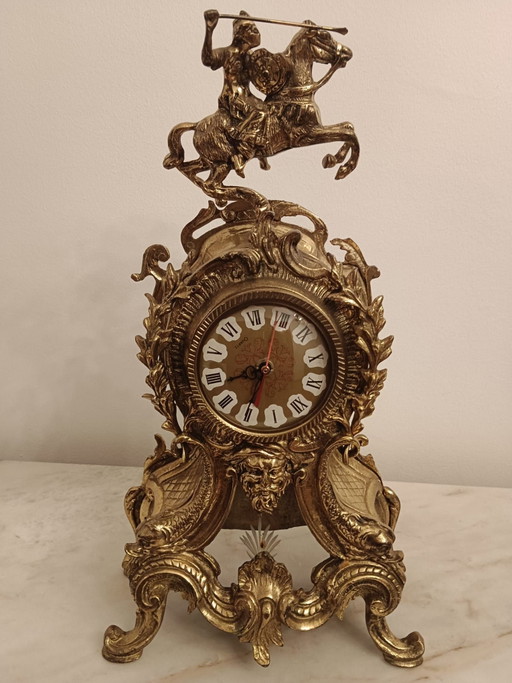 Orologio da tavolo vintage in metallo dorato stile Luigi XV con cavaliere. Perfettamente funzionante.