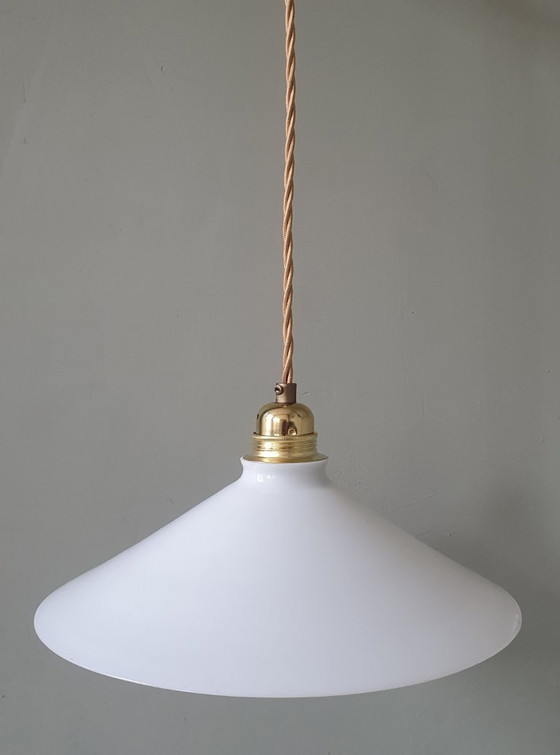 Image 1 of Lampada a sospensione vintage in vetro opalino, stile da banchiere o da calzolaio.