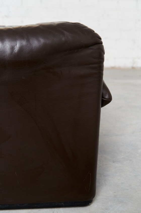 Image 1 of Maralunga-Loungesessel und passender Hocker aus Leder von Vico Magistretti für Cassina, 1980er Jahre, 2er-Set