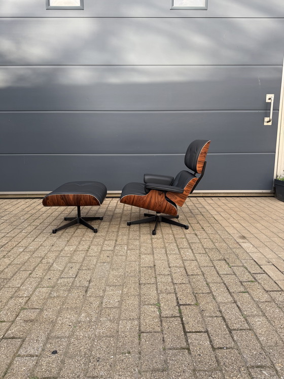 Image 1 of Poltrona lounge Vitra Eames XL + poggiapiedi, in pregiata pelle nera e palissandro Santos. NUOVA!!