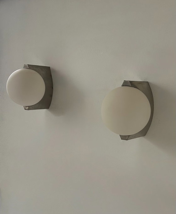 Image 1 of Coppia di applique vintage, metallo spazzolato e vetro opalino, Francia, 1990