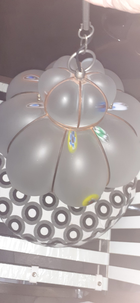 Image 1 of Lámpara colgante de vidrio lechoso con acentos de color.