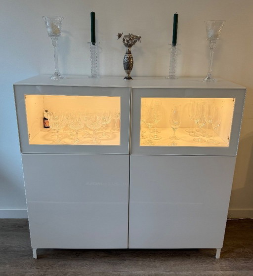 Weißer IKEA BESTÅ Schrank mit Glastüren und LED-Beleuchtung